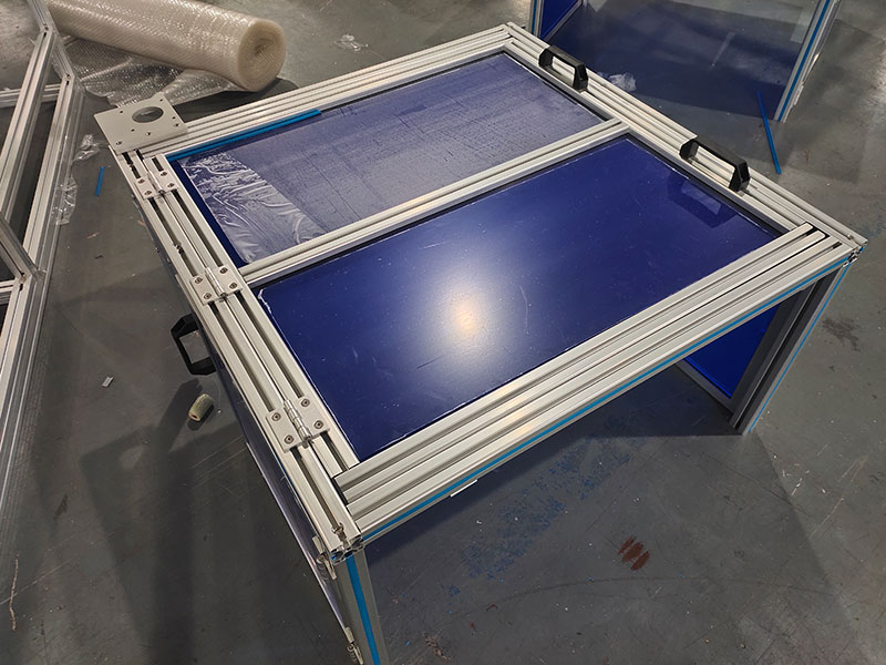 带气弹簧的设备防护罩