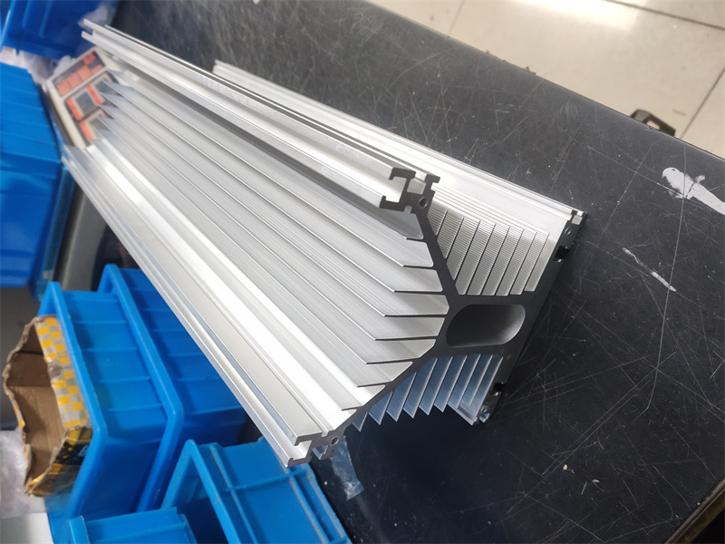 大尺寸草莓视频APP在线下载散热器深加工